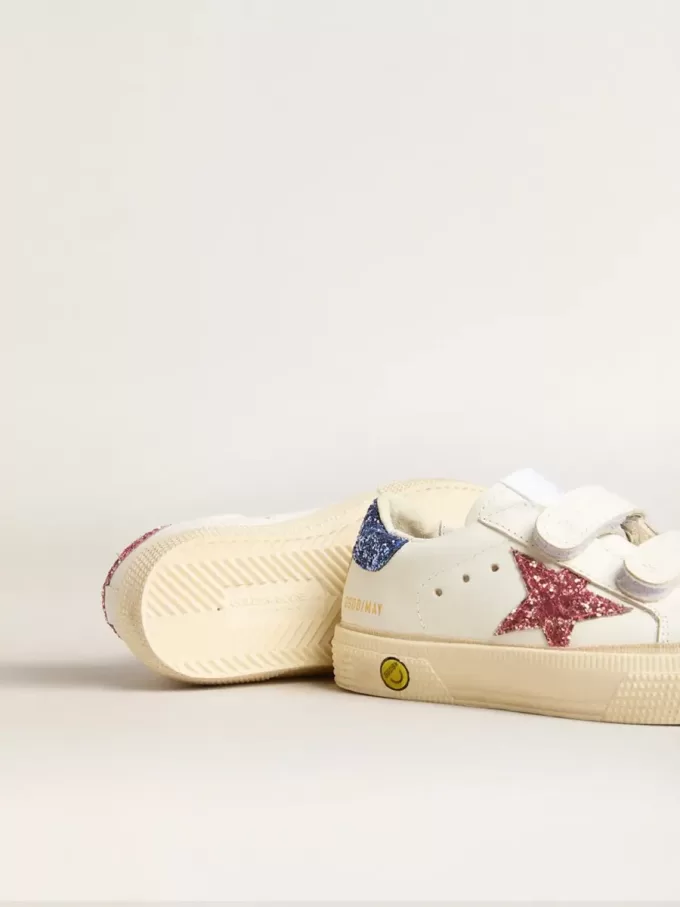 Modèle Junior May School en cuir avec étoile pailletée et languette au talon Modèle Junior May School en cuir avec étoile pailletée et languette au talon
