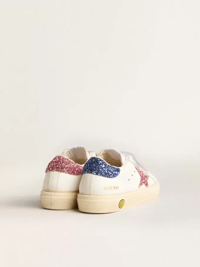Modèle Junior May School en cuir avec étoile pailletée et languette au talon Modèle Junior May School en cuir avec étoile pailletée et languette au talon