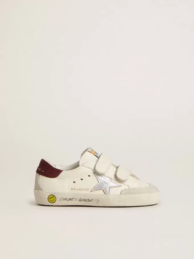 Modèle Junior Old School avec étoile en cuir métallisé argenté et languette en daim violet au talon Modèle Junior Old School avec étoile en cuir métallisé argenté et languette en daim violet au talon