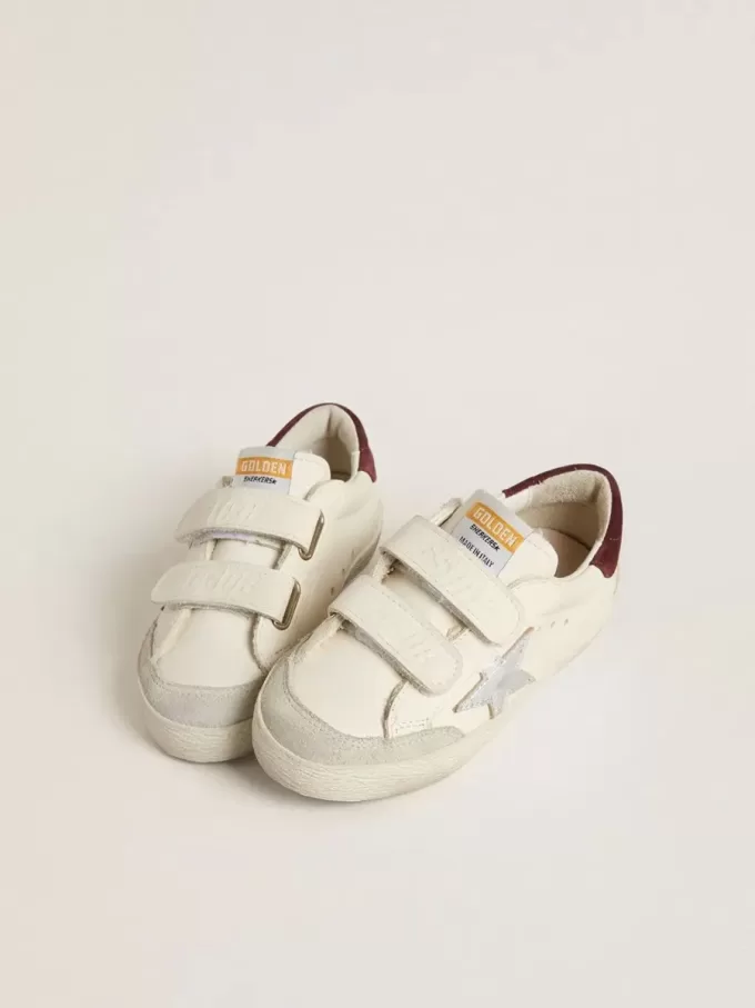 Modèle Junior Old School avec étoile en cuir métallisé argenté et languette en daim violet au talon Modèle Junior Old School avec étoile en cuir métallisé argenté et languette en daim violet au talon