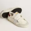Modèle Junior Old School avec étoile en cuir métallisé argenté et languette en daim violet au talon Modèle Junior Old School avec étoile en cuir métallisé argenté et languette en daim violet au talon