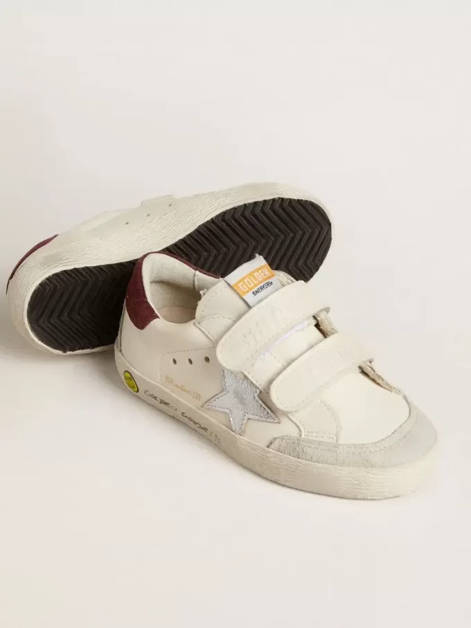 Modèle Junior Old School avec étoile en cuir métallisé argenté et languette en daim violet au talon Modèle Junior Old School avec étoile en cuir métallisé argenté et languette en daim violet au talon