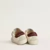 Modèle Junior Old School avec étoile en cuir métallisé argenté et languette en daim violet au talon Modèle Junior Old School avec étoile en cuir métallisé argenté et languette en daim violet au talon