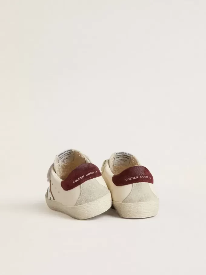 Modèle Junior Old School avec étoile en cuir métallisé argenté et languette en daim violet au talon Modèle Junior Old School avec étoile en cuir métallisé argenté et languette en daim violet au talon