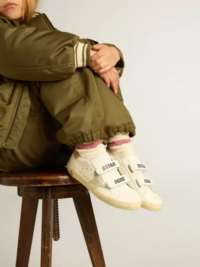 Modèle Junior Old School en cuir avec étoile en daim gris et languette talon en cuir vieil rose