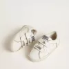 Modèle Junior Old School en cuir blanc avec détails dorés