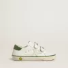 Modèle Junior Old School en cuir blanc avec languette arrière en nappa vert et empiècement vert.