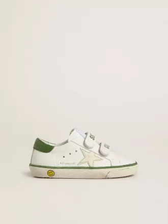 Modèle Junior Old School en cuir blanc avec languette arrière en nappa vert et empiècement vert. Modèle Junior Old School en cuir blanc avec languette arrière en nappa vert et empiècement vert.