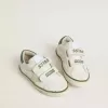 Modèle Junior Old School en cuir blanc avec languette arrière en nappa vert et empiècement vert.