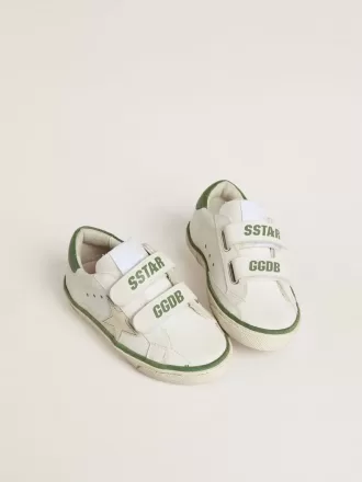Modèle Junior Old School en cuir blanc avec languette arrière en nappa vert et empiècement vert. Modèle Junior Old School en cuir blanc avec languette arrière en nappa vert et empiècement vert.