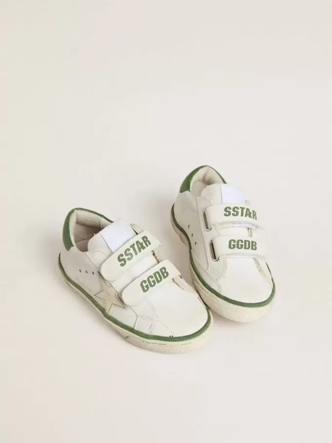 Modèle Junior Old School en cuir blanc avec languette arrière en nappa vert et empiècement vert.