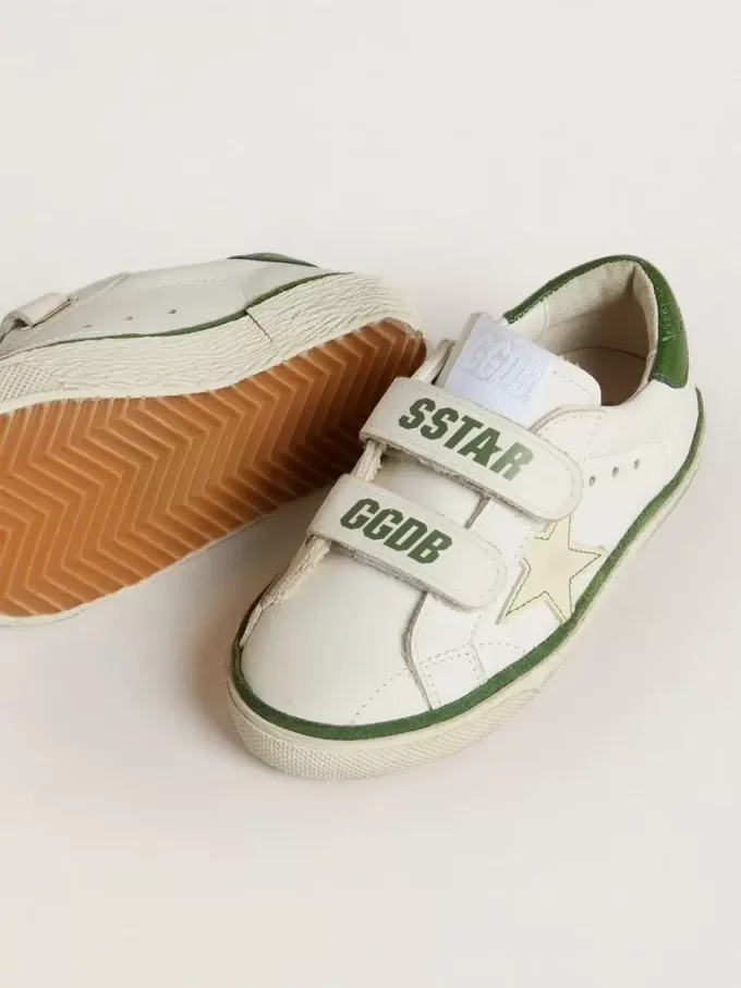 Modèle Junior Old School en cuir blanc avec languette arrière en nappa vert et empiècement vert.