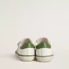 Modèle Junior Old School en cuir blanc avec languette arrière en nappa vert et empiècement vert.