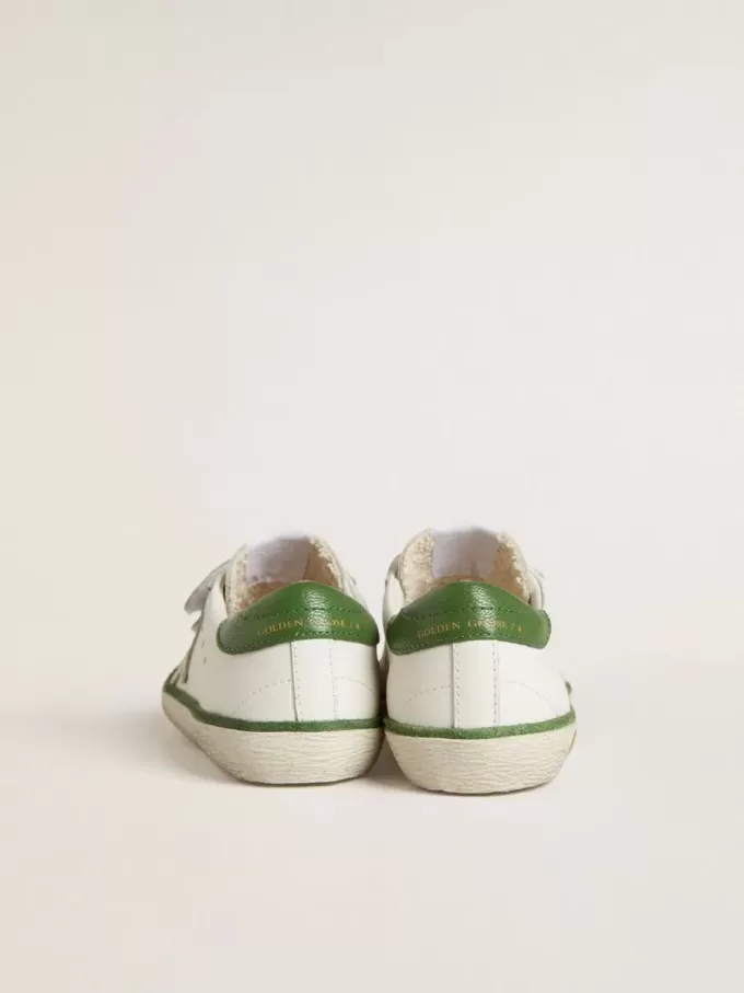 Modèle Junior Old School en cuir blanc avec languette arrière en nappa vert et empiècement vert.