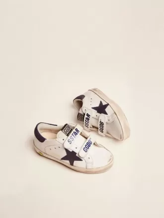 Modèle Junior Old School en cuir blanc avec étoile et languette au talon en daim bleu
