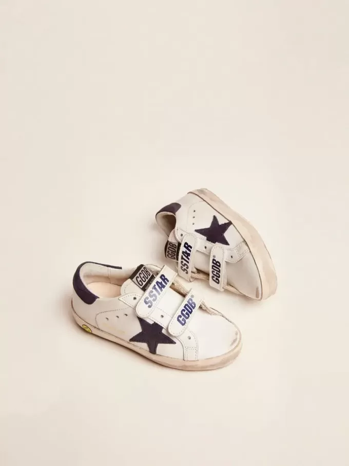 Modèle Junior Old School en cuir blanc avec étoile et languette au talon en daim bleu Modèle Junior Old School en cuir blanc avec étoile et languette au talon en daim bleu
