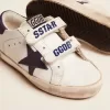 Modèle Junior Old School en cuir blanc avec étoile et languette au talon en daim bleu Modèle Junior Old School en cuir blanc avec étoile et languette au talon en daim bleu