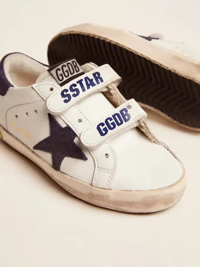 Modèle Junior Old School en cuir blanc avec étoile et languette au talon en daim bleu Modèle Junior Old School en cuir blanc avec étoile et languette au talon en daim bleu