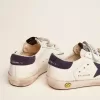 Modèle Junior Old School en cuir blanc avec étoile et languette au talon en daim bleu Modèle Junior Old School en cuir blanc avec étoile et languette au talon en daim bleu
