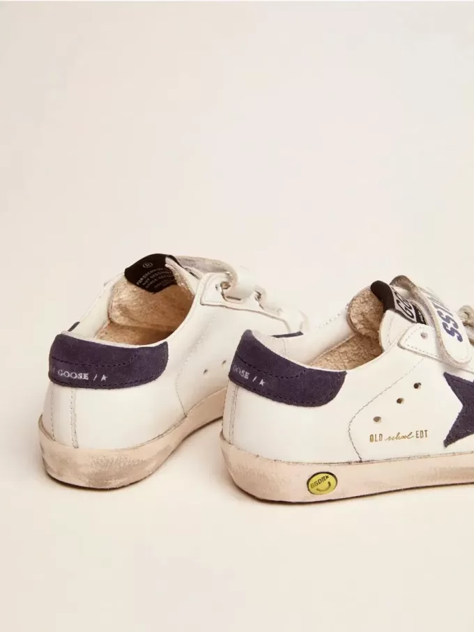 Modèle Junior Old School en cuir blanc avec étoile et languette au talon en daim bleu Modèle Junior Old School en cuir blanc avec étoile et languette au talon en daim bleu