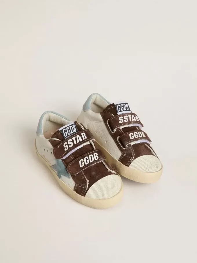 Modèle Junior Old School en cuir nappa avec étoile en daim bleu clair et empiècements en daim marron Modèle Junior Old School en cuir nappa avec étoile en daim bleu clair et empiècements en daim marron