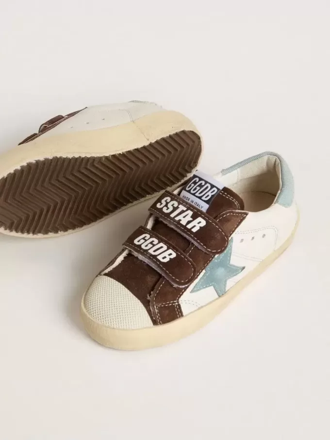Modèle Junior Old School en cuir nappa avec étoile en daim bleu clair et empiècements en daim marron Modèle Junior Old School en cuir nappa avec étoile en daim bleu clair et empiècements en daim marron
