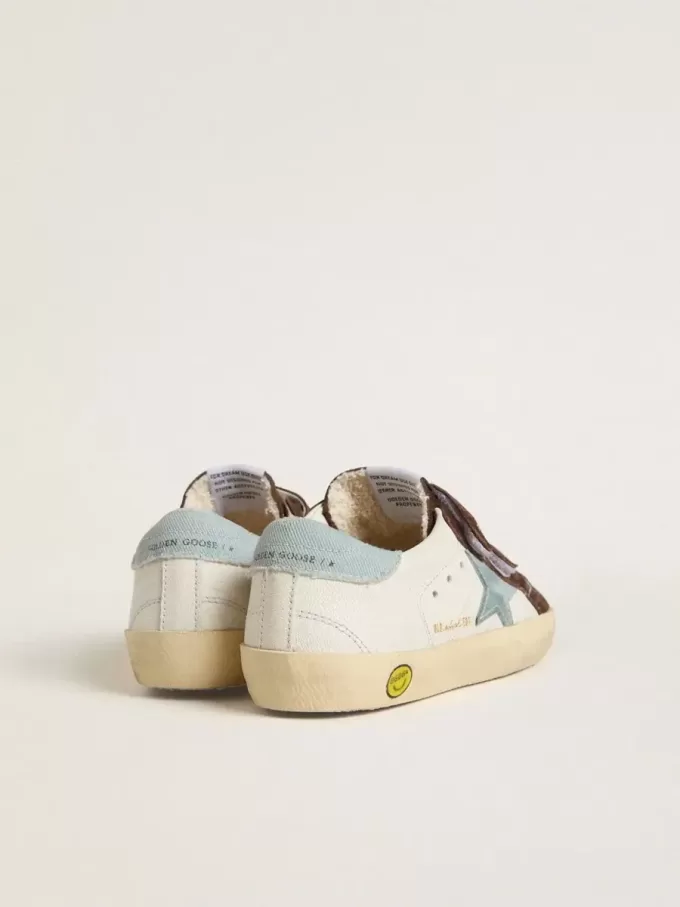 Modèle Junior Old School en cuir nappa avec étoile en daim bleu clair et empiècements en daim marron Modèle Junior Old School en cuir nappa avec étoile en daim bleu clair et empiècements en daim marron