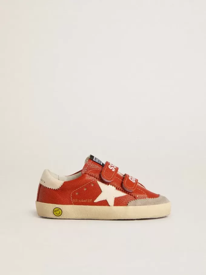 Modèle Junior Old School en cuir nappa orange avec étoile blanche et languette en cuir crème au talon. Modèle Junior Old School en cuir nappa orange avec étoile blanche et languette en cuir crème au talon.