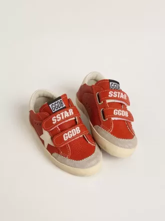 Modèle Junior Old School en cuir nappa orange avec étoile blanche et languette en cuir crème au talon. Modèle Junior Old School en cuir nappa orange avec étoile blanche et languette en cuir crème au talon.