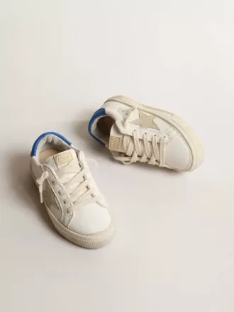 modle may teen blanc avec toile en daim gris et languette bleue au talon 2 330x440 - Mod&egrave;le May Teen blanc avec &eacute;toile en daim gris et languette bleue au talon