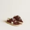 Modèle Old School Junior bordeaux pailleté avec étoile et languette au talon en cuir Modèle Old School Junior bordeaux pailleté avec étoile et languette au talon en cuir