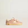 Modèle Old School Junior en daim rose avec étoile et languette au talon en cuir crème Modèle Old School Junior en daim rose avec étoile et languette au talon en cuir crème