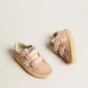 Modèle Old School Junior en daim rose avec étoile et languette au talon en cuir crème Modèle Old School Junior en daim rose avec étoile et languette au talon en cuir crème