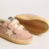 Modèle Old School Junior en daim rose avec étoile et languette au talon en cuir crème Modèle Old School Junior en daim rose avec étoile et languette au talon en cuir crème