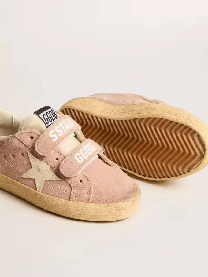 Modèle Old School Junior en daim rose avec étoile et languette au talon en cuir crème Modèle Old School Junior en daim rose avec étoile et languette au talon en cuir crème