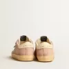 Modèle Old School Junior en daim rose avec étoile et languette au talon en cuir crème Modèle Old School Junior en daim rose avec étoile et languette au talon en cuir crème