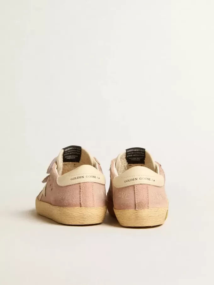 Modèle Old School Junior en daim rose avec étoile et languette au talon en cuir crème Modèle Old School Junior en daim rose avec étoile et languette au talon en cuir crème