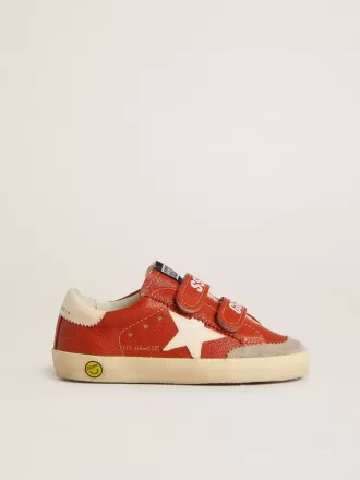 Modèle Teen Old School en cuir nappa orange avec étoile blanche et languette en cuir crème au talon.