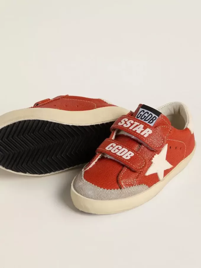 Modèle Teen Old School en cuir nappa orange avec étoile blanche et languette en cuir crème au talon.