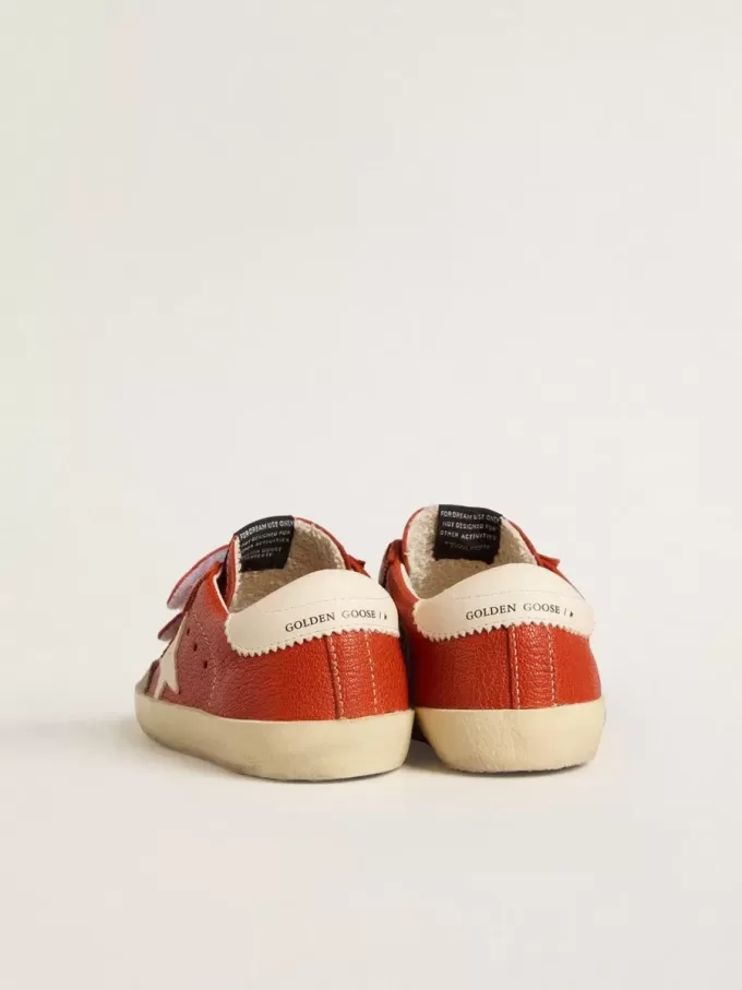 Modèle Teen Old School en cuir nappa orange avec étoile blanche et languette en cuir crème au talon.