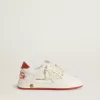 Modèle Young Ball Star en cuir avec étoile couleur crème et languette arrière en cuir rouge Modèle Young Ball Star en cuir avec étoile couleur crème et languette arrière en cuir rouge