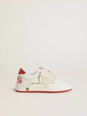 Modèle Young Ball Star en cuir avec étoile couleur crème et languette arrière en cuir rouge