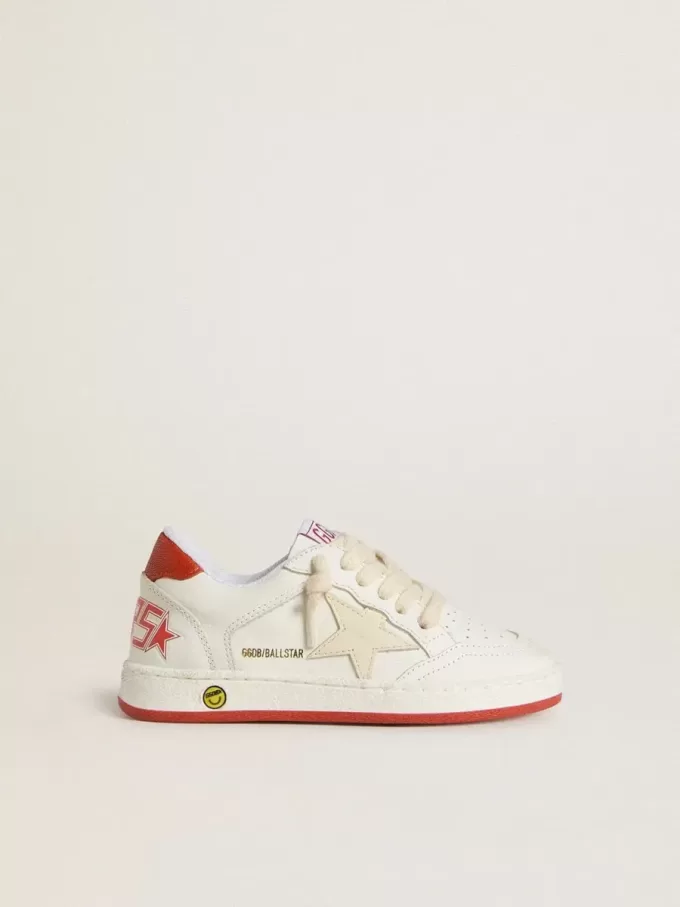 Modèle Young Ball Star en cuir avec étoile couleur crème et languette arrière en cuir rouge Modèle Young Ball Star en cuir avec étoile couleur crème et languette arrière en cuir rouge