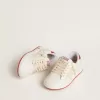 Modèle Young Ball Star en cuir avec étoile couleur crème et languette arrière en cuir rouge Modèle Young Ball Star en cuir avec étoile couleur crème et languette arrière en cuir rouge