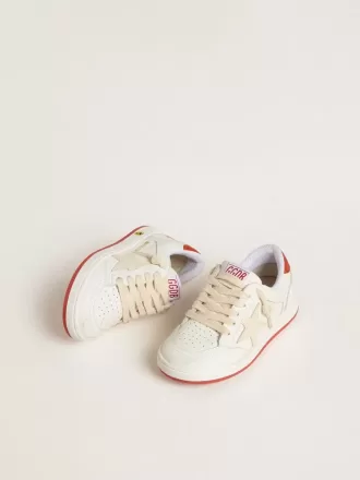 Modèle Young Ball Star en cuir avec étoile couleur crème et languette arrière en cuir rouge