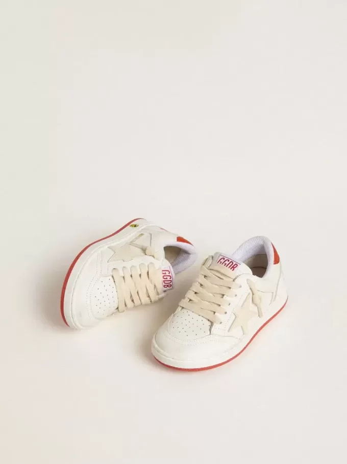 Modèle Young Ball Star en cuir avec étoile couleur crème et languette arrière en cuir rouge Modèle Young Ball Star en cuir avec étoile couleur crème et languette arrière en cuir rouge
