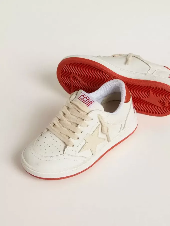 Modèle Young Ball Star en cuir avec étoile couleur crème et languette arrière en cuir rouge Modèle Young Ball Star en cuir avec étoile couleur crème et languette arrière en cuir rouge