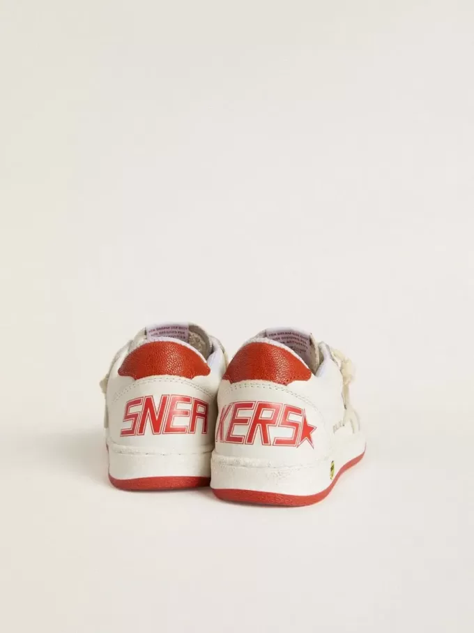 Modèle Young Ball Star en cuir avec étoile couleur crème et languette arrière en cuir rouge Modèle Young Ball Star en cuir avec étoile couleur crème et languette arrière en cuir rouge