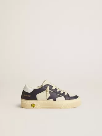 Modèle Young May en cuir blanc et bleu avec étoile et languette au talon en cuir