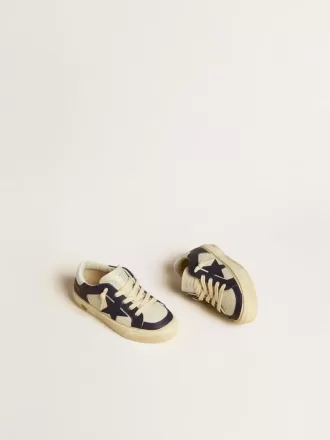 Modèle Young May en cuir blanc et bleu avec étoile et languette au talon en cuir